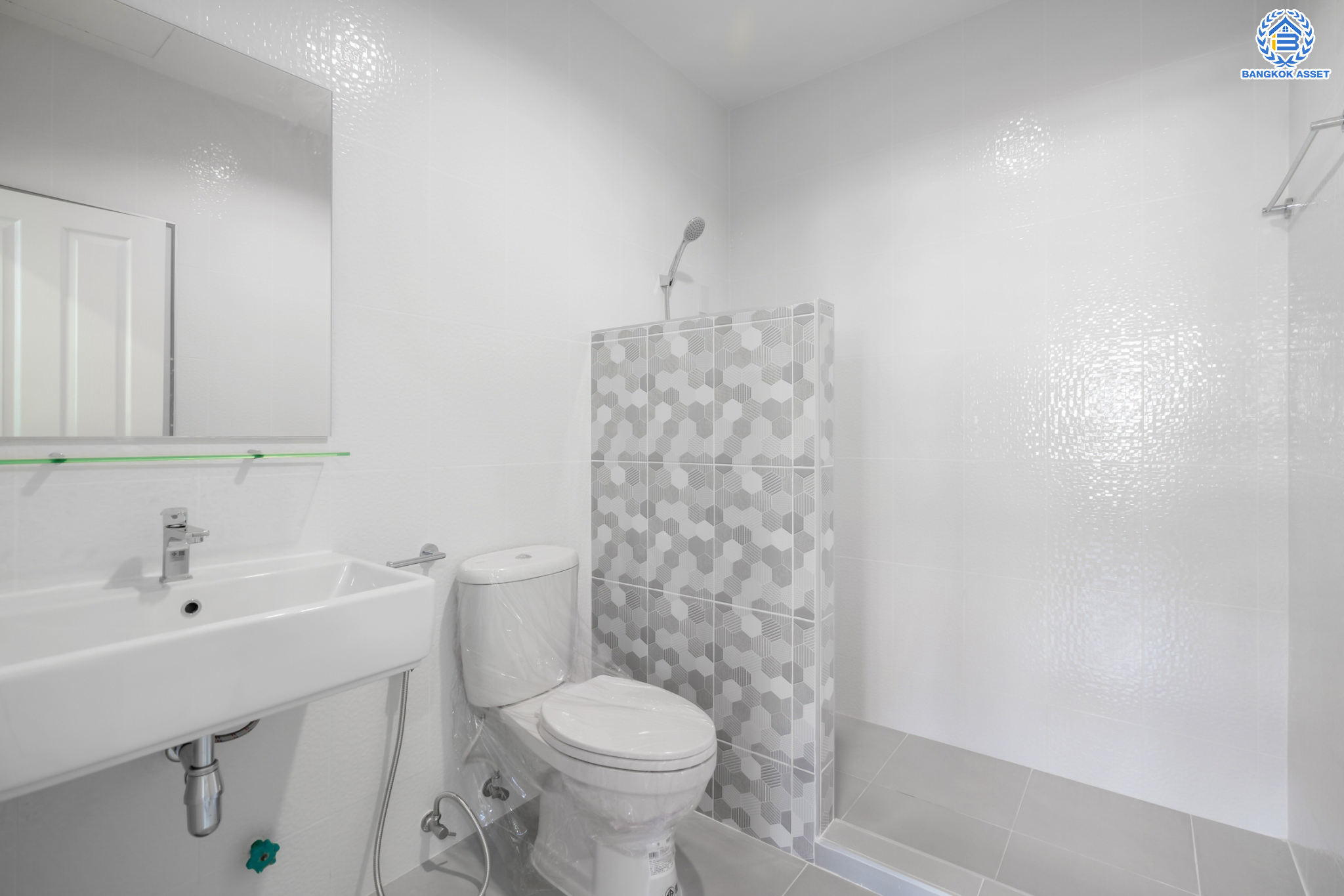 บ้านมือสองตกแต่งใหม่ ม.รติรมย์ 3 สวนผัก บ้านดีไซน์สวยพร้อมอยู่ เนื้อที่ 21 ตร.ว. ฟังก์ชัน 3 ห้องนอน 2 ห้องน้ำ 1 ที่จอดรถ บนทำเลศักยภาพ เชื่อมต่อหลายเส้นทางหลัก ใกล้ทางด่วน "ศรีรัช" รถไฟฟ้าสายสีแดง "สถานีตลิ่งชัน"และแหล่ง Community Mall ชั้นนำมากมาย